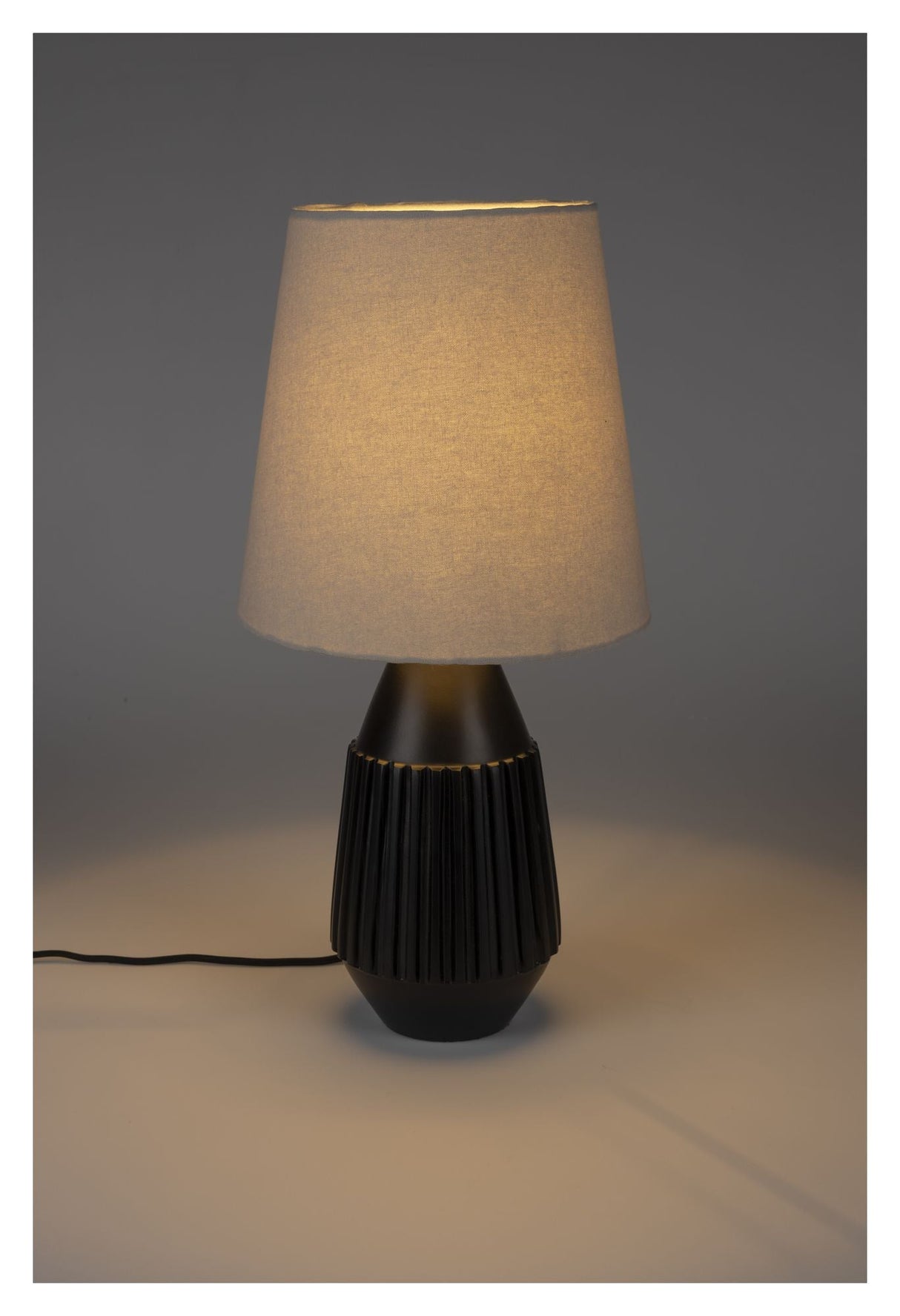 Aysa Bordlampe, Sort alu/Stof - UNOLIVING.COM
