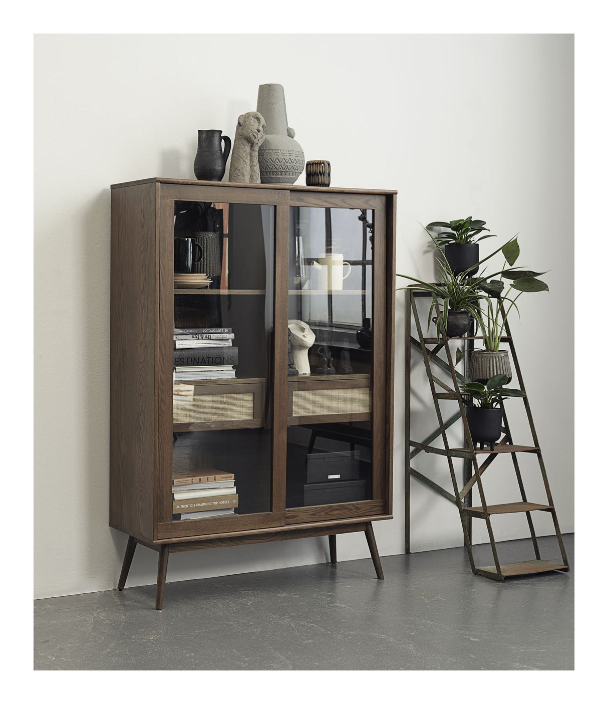 Barrali Glasskab, Røget eg, H:160