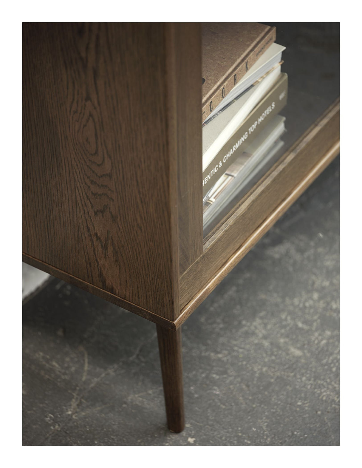 Barrali Glasskab, Røget eg, H:160