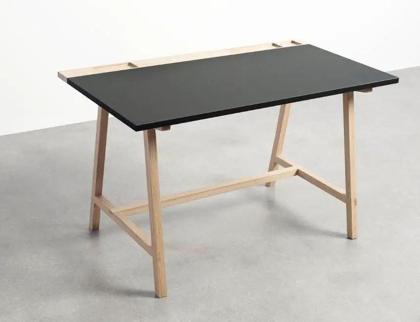 D1 Skrivebord m. antracit linolium plade