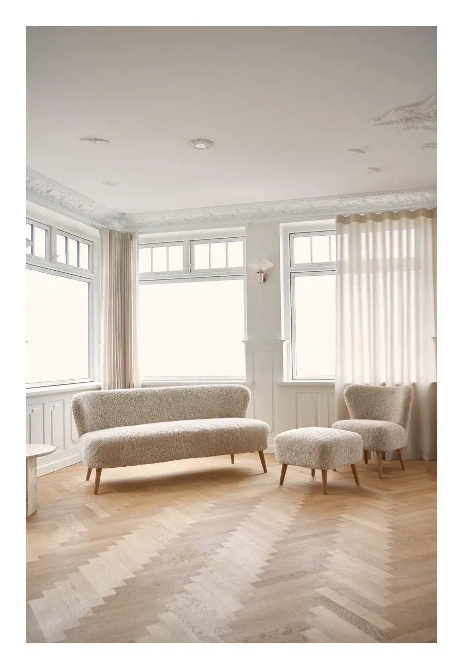 Emily 2-pers. Sofa, NZ kort krøllet lammeskind, Pearl/Eg