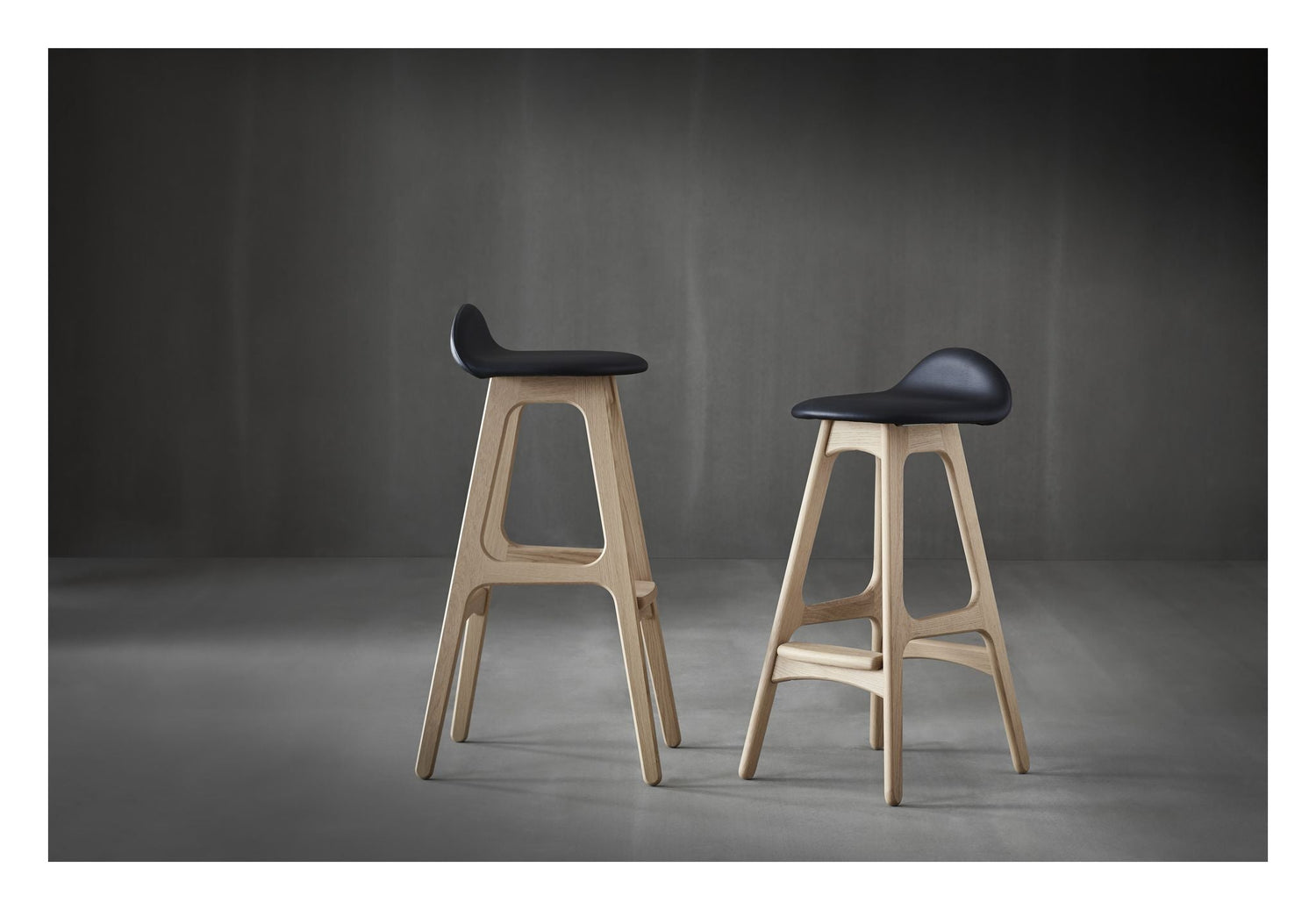 Findahl Buck lav Barstol eg/ubehandlet, Sydney sort læder - Unoliving.com