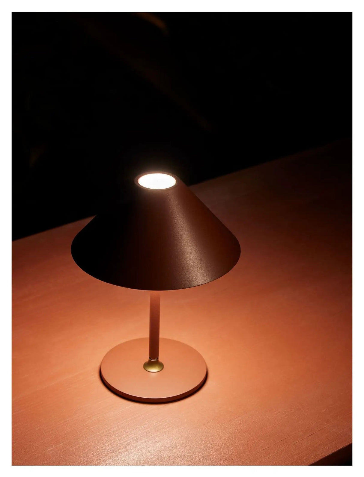 Hygge Bordlampe Ø19 Batteri, Maroon - Unoliving.com