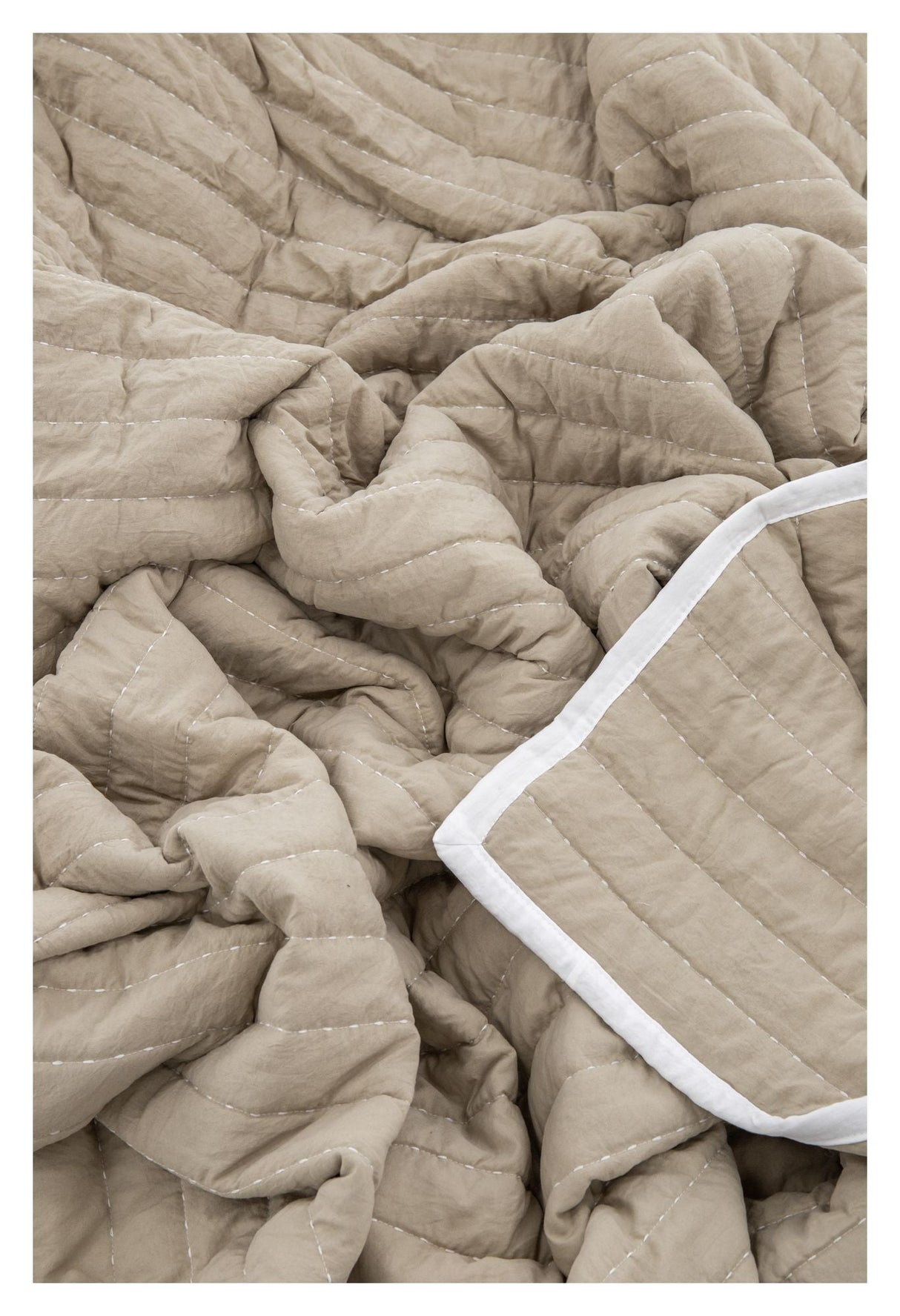 Juni Sengetæppe 180x260 - Beige - Unoliving.com