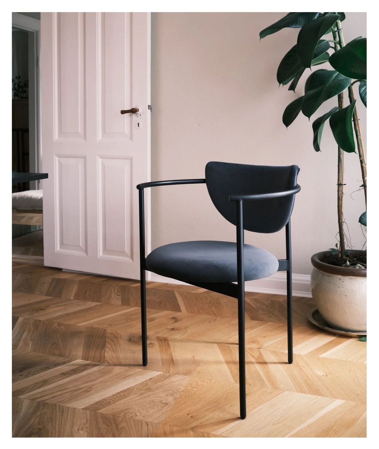 Lunar Spisebordsstol m. armlæn, Mørkegrå Velour - Unoliving.com