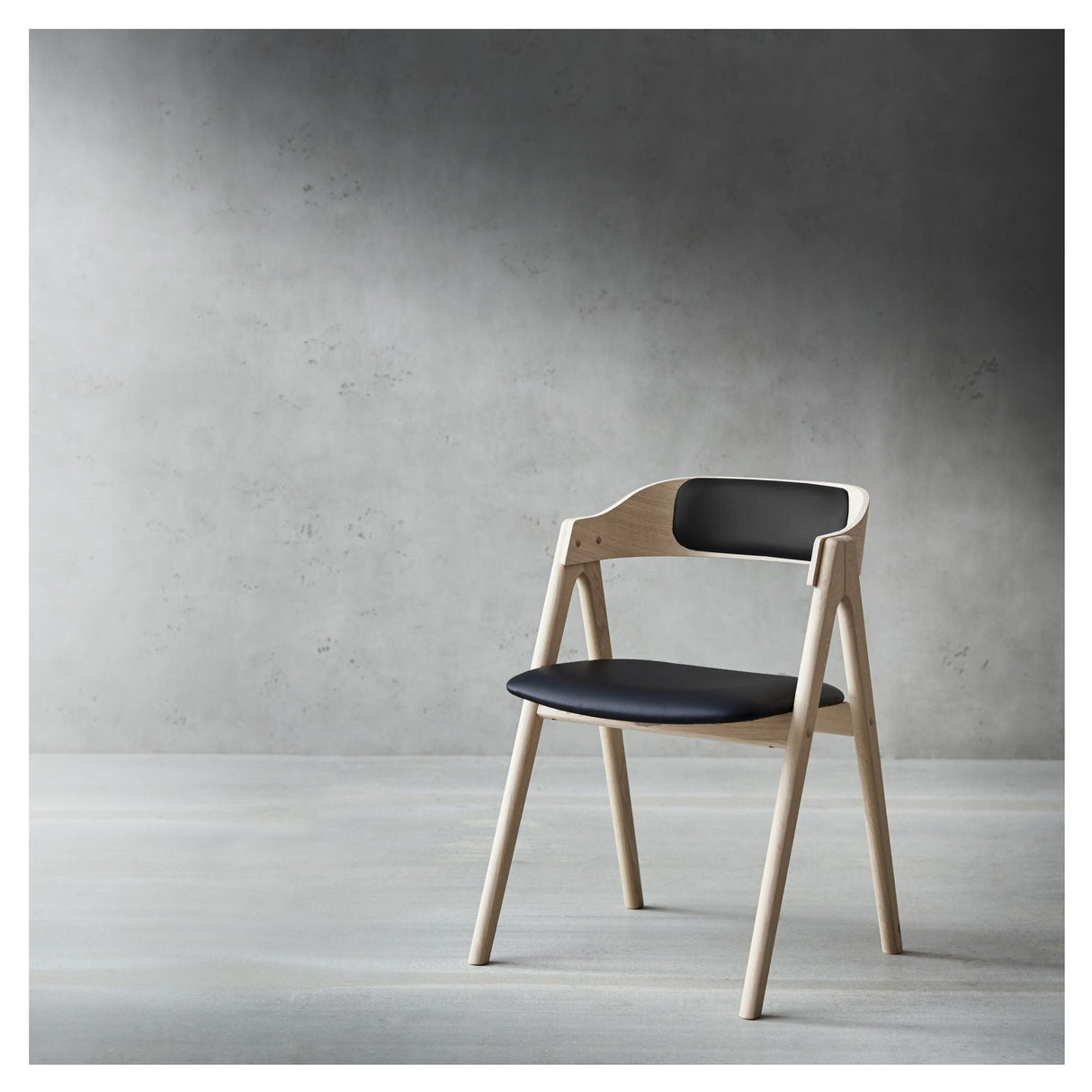 Mette spisebordsstol, eg/hvidolie Sydney sort læder m/p.ryg - Unoliving.com