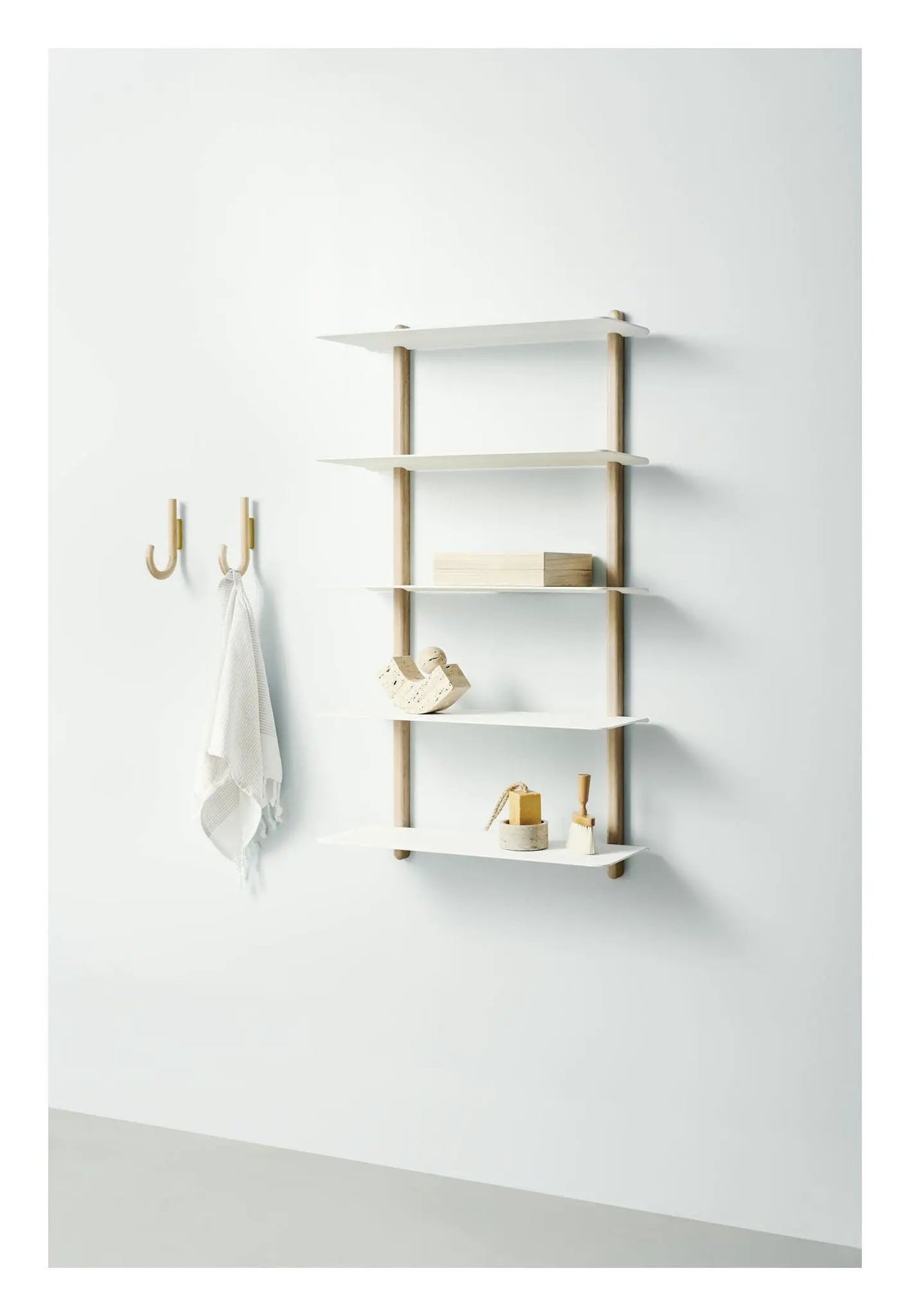 Nivo hylde E, stor, lys eg/hvid - Unoliving.com
