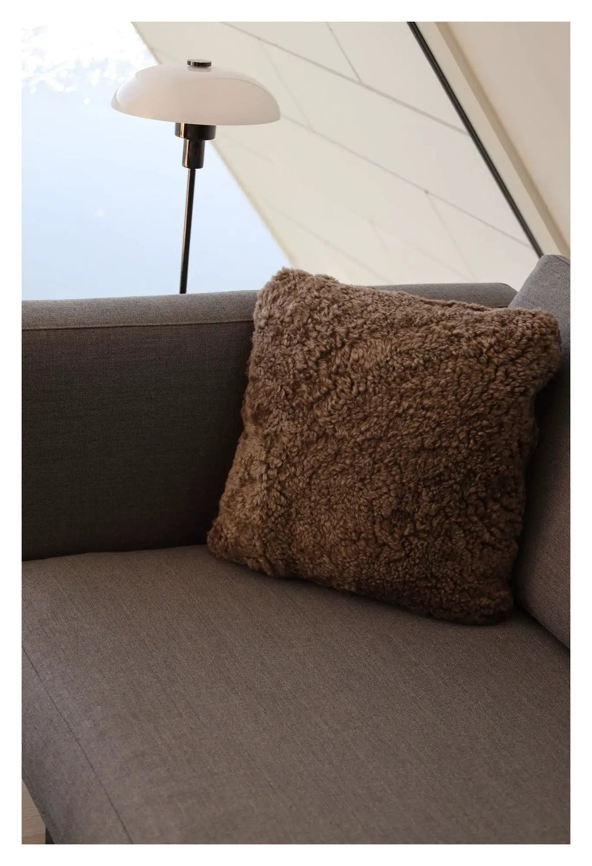 Pude af Premium NZ krøllet lammeskind - Taupe, 40x40