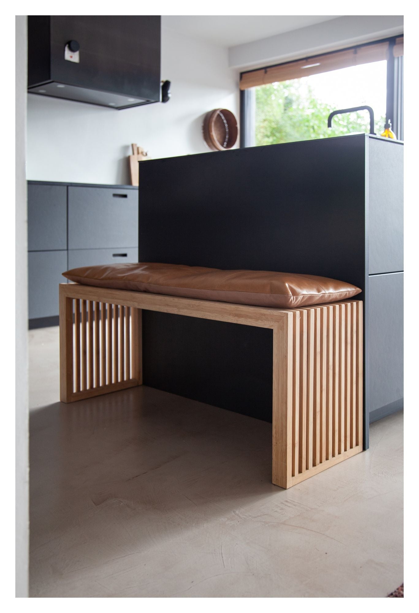 Rib Bænk Bambus med Lysebrun læderhynde, B: 104cm - Unoliving.com