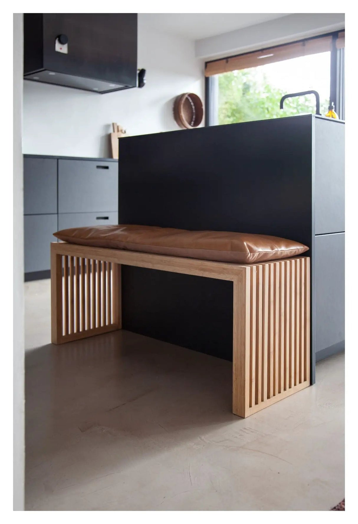 Rib Bænk Bambus med Lysebrun læderhynde, B: 104cm - Unoliving.com