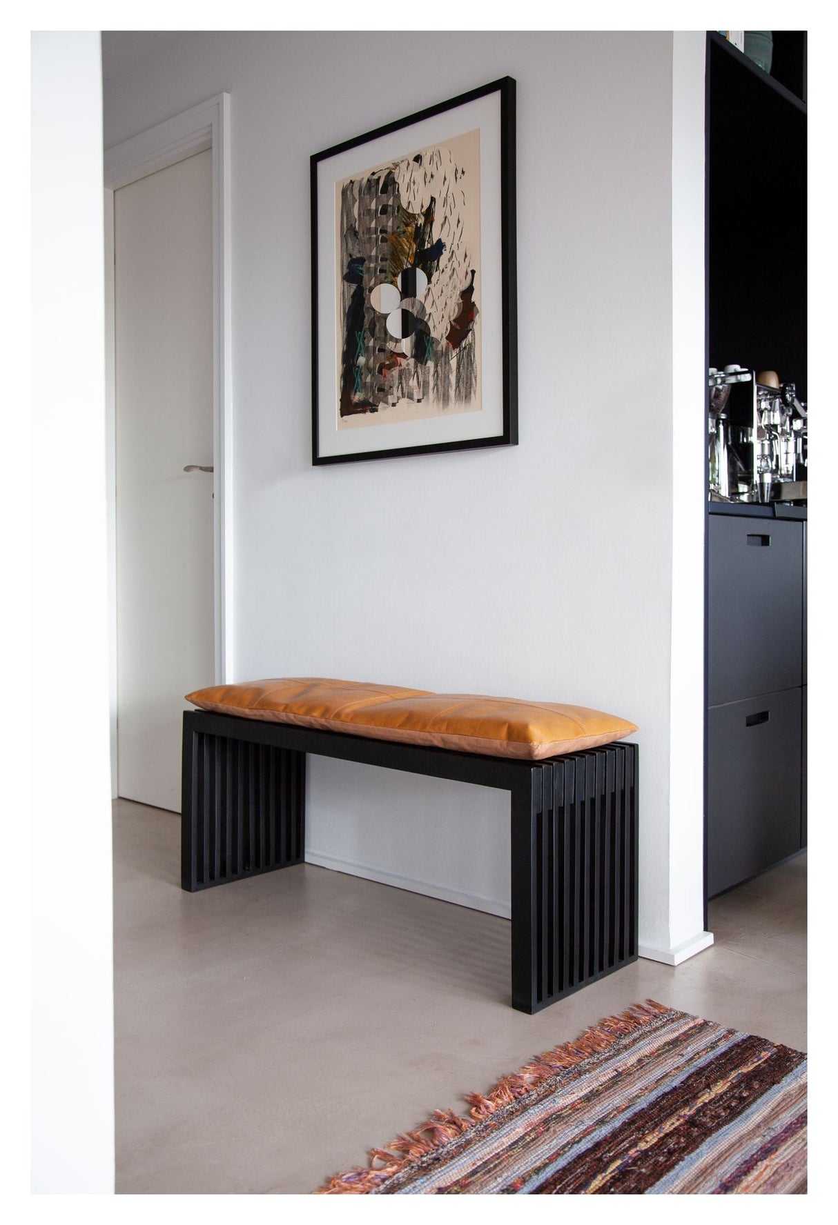Rib Bænk Mat Sort Mahogni med Lysebrun læderhynde, B: 104cm - Unoliving.com