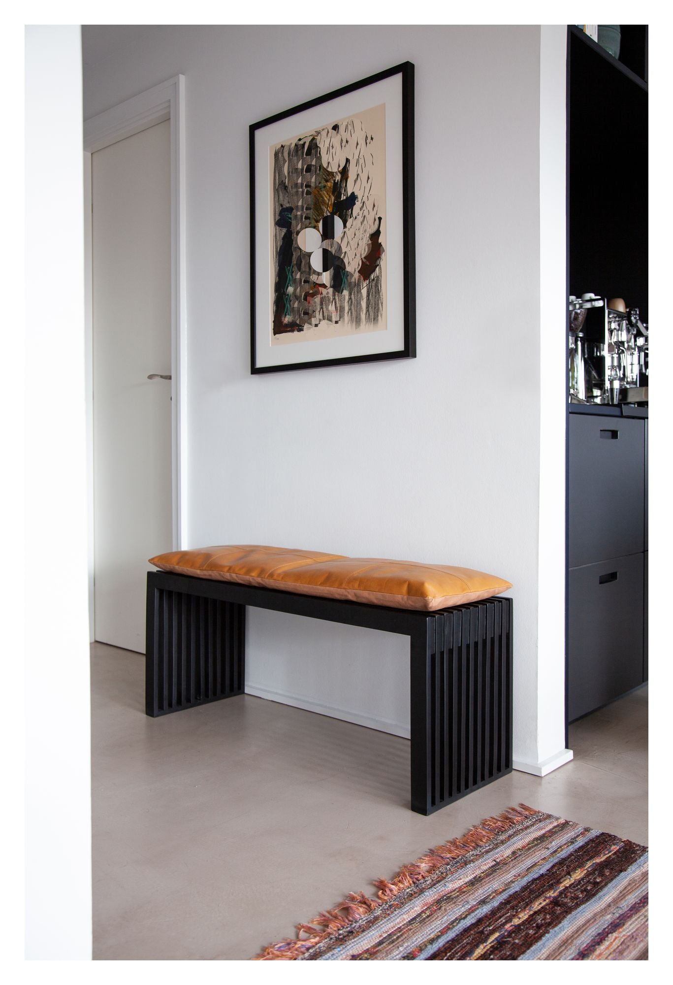 Rib Bænk Mat Sort Mahogni med Lysebrun læderhynde, B: 104cm - Unoliving.com