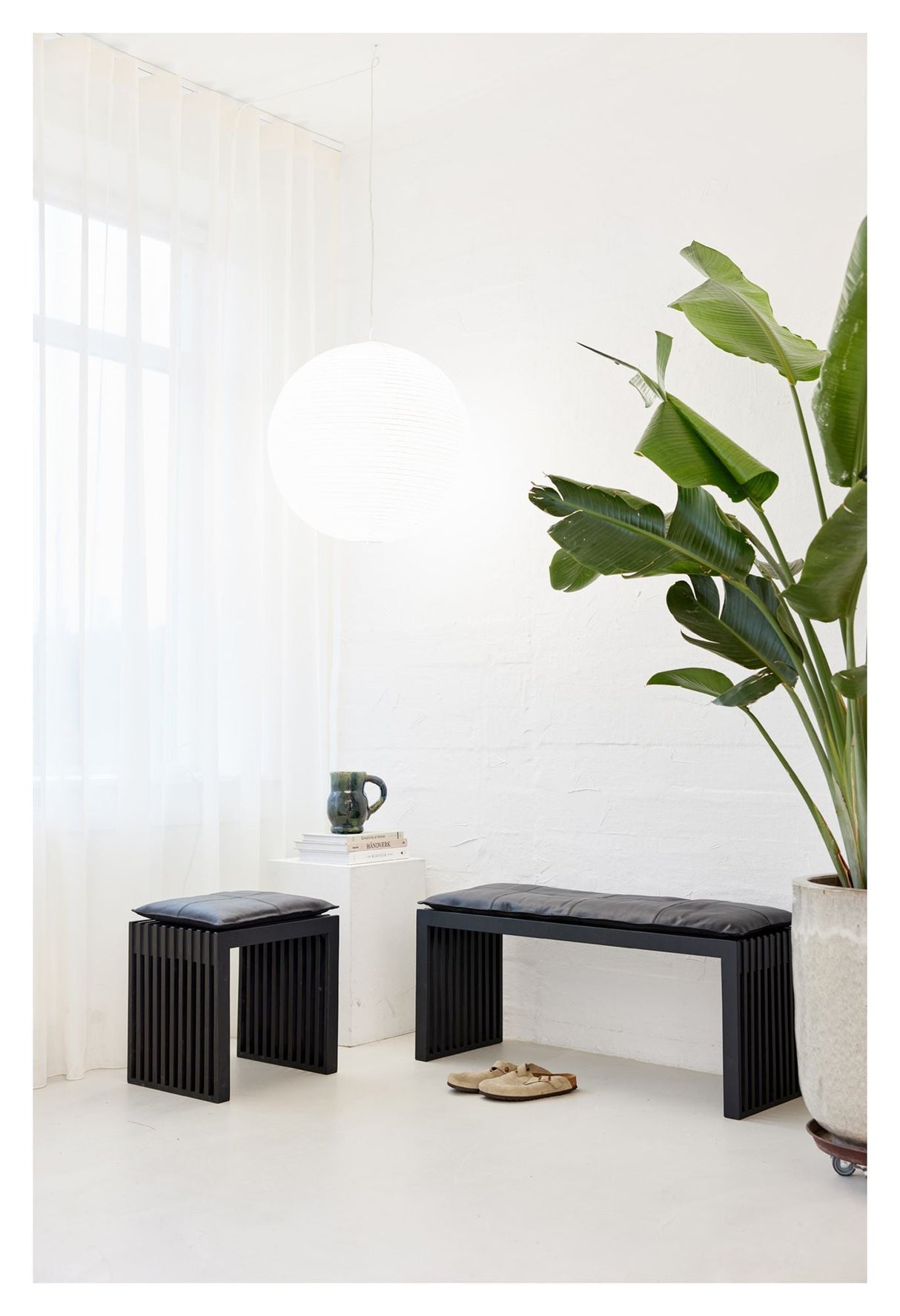 Rib Bænk Mat Sort Mahogni med Sort læderhynde, B: 104cm - Unoliving.com