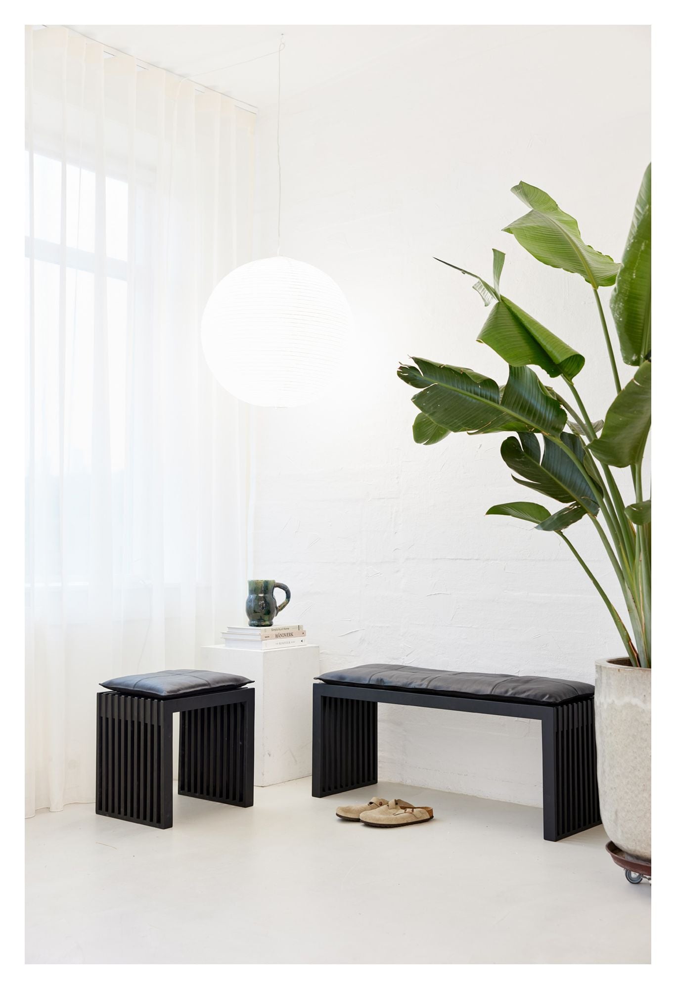 Rib Bænk Mat Sort Mahogni med Sort læderhynde, B: 104cm - Unoliving.com