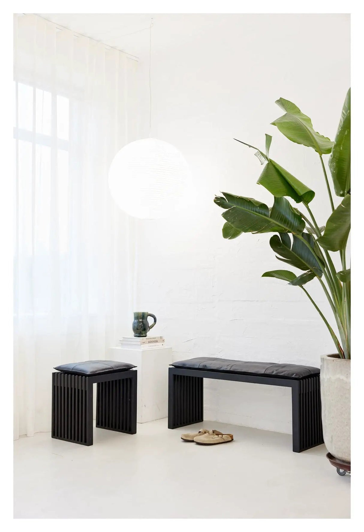 Rib Bænk Mat Sort Mahogni med Sort læderhynde, B: 104cm - Unoliving.com