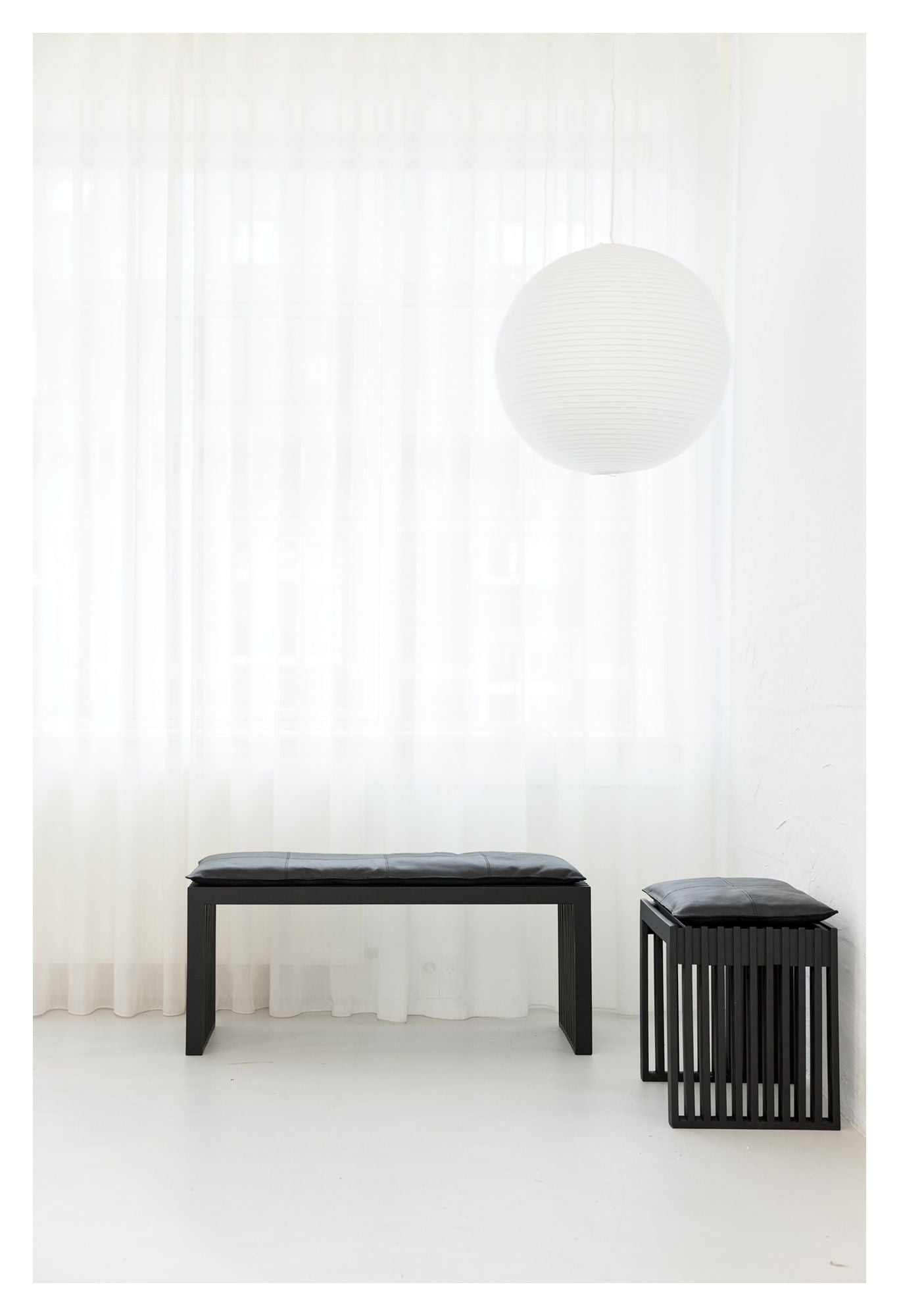 Rib Bænk Mat Sort Mahogni med Sort læderhynde, B: 104cm - Unoliving.com