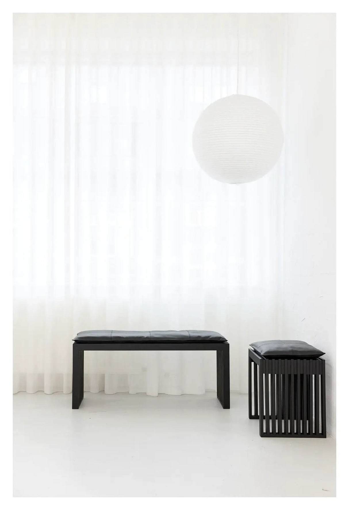 Rib Bænk Mat Sort Mahogni med Sort læderhynde, B: 104cm - Unoliving.com