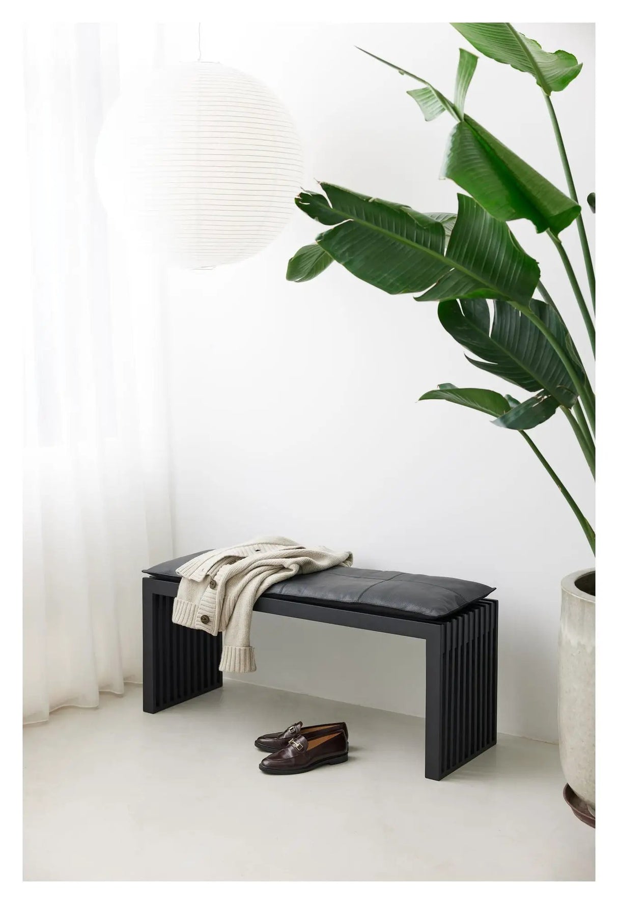 Rib Bænk Mat Sort Mahogni med Sort læderhynde, B: 104cm - Unoliving.com