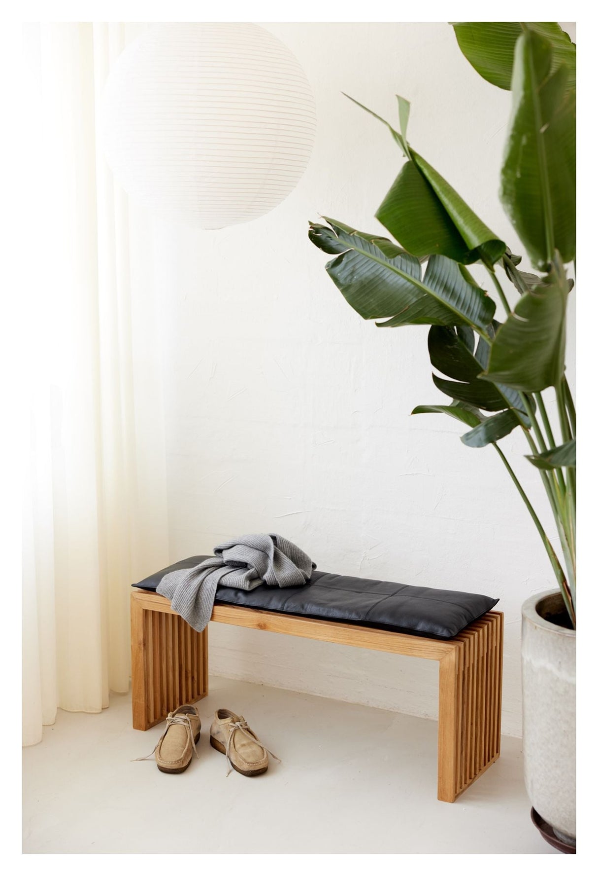 Rib Bænk Teak med Sort læderhynde, B:104 - Unoliving.com