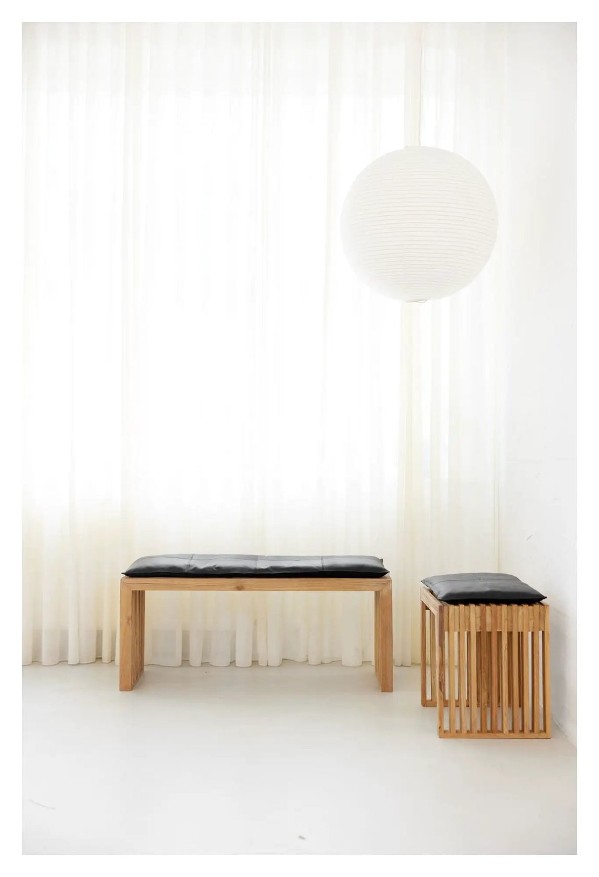 Rib Bænk Teak med Sort læderhynde, B:104 - Unoliving.com