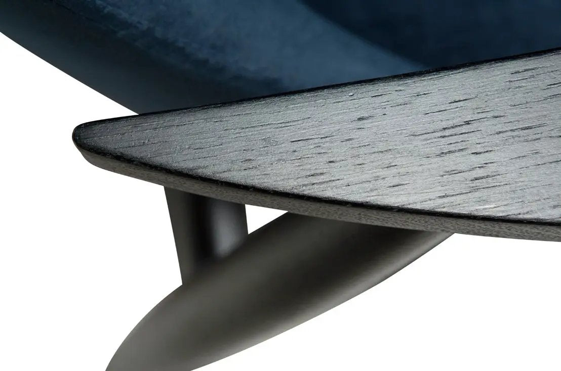 Saga Loungestol, midnight blå velour, sortbejdset ask