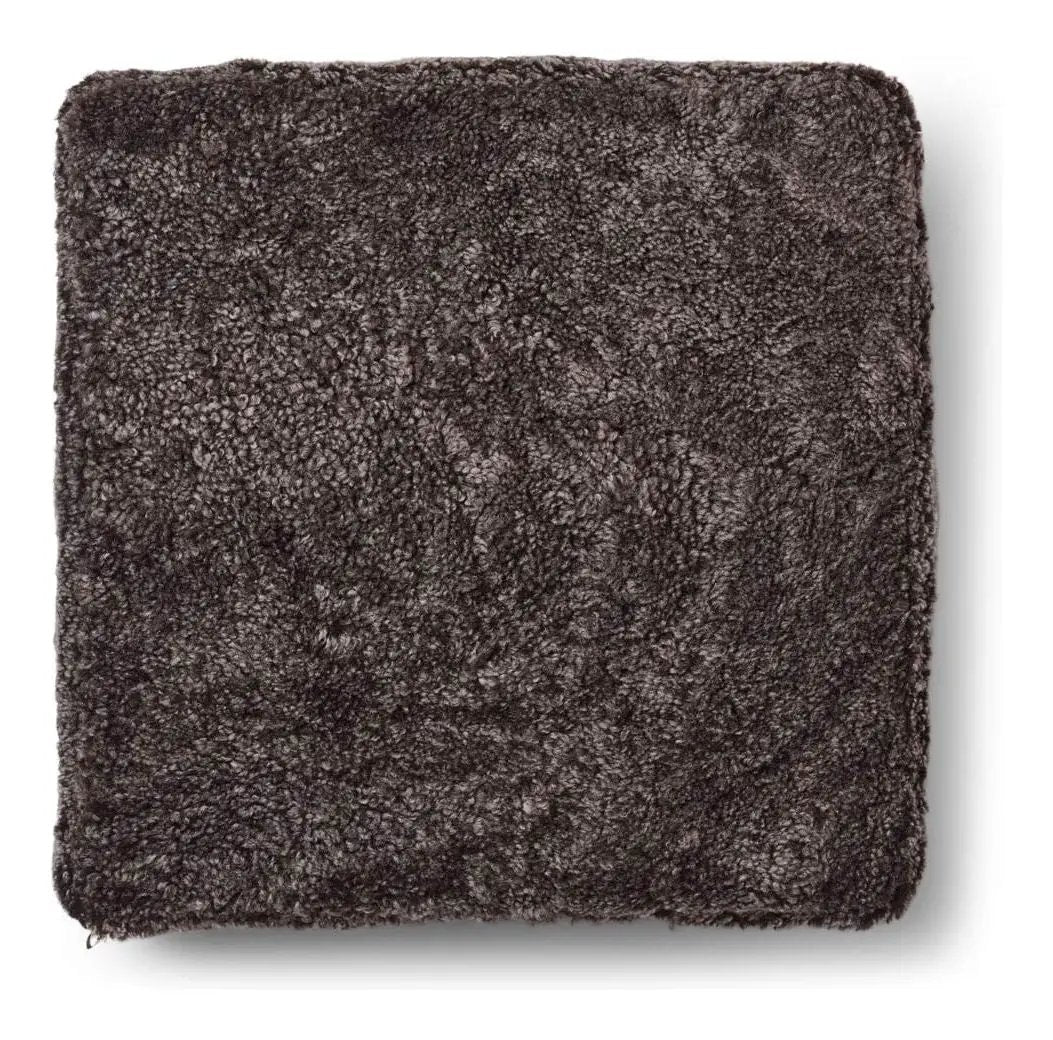 Square Puf af NZ kort krøllet lammeskind, Cappuccino