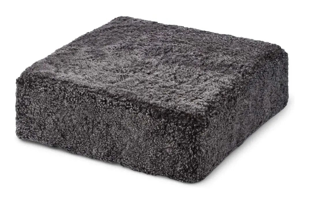 Square Puf af NZ kort krøllet lammeskind, Cappuccino