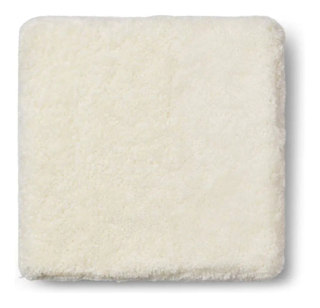 Square Puf af NZ kort krøllet lammeskind, Ivory