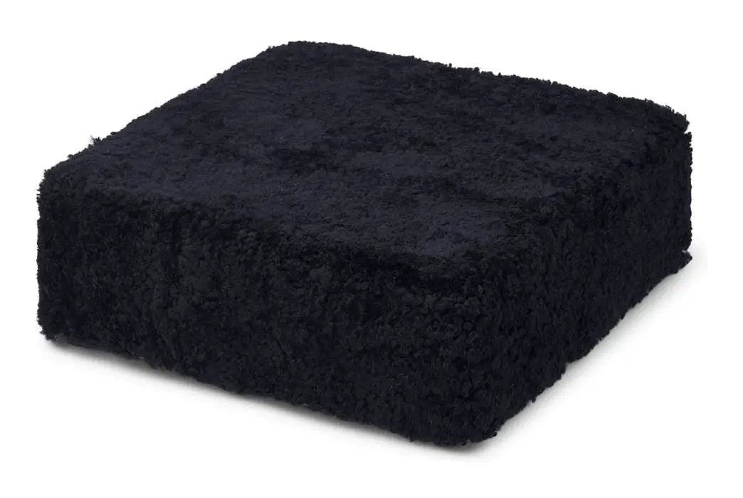 Square Puf af NZ kort krøllet lammeskind, Sort