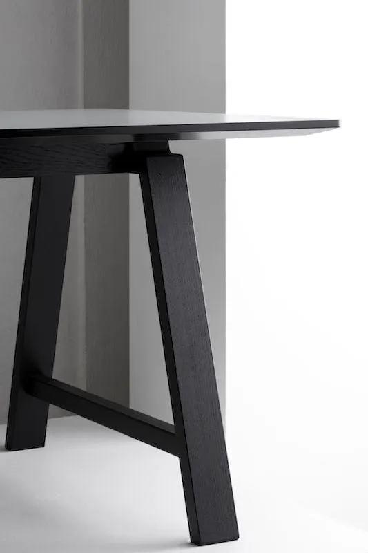 T1 Spisebord m. udtræk i sort lakeret eg- 180cm