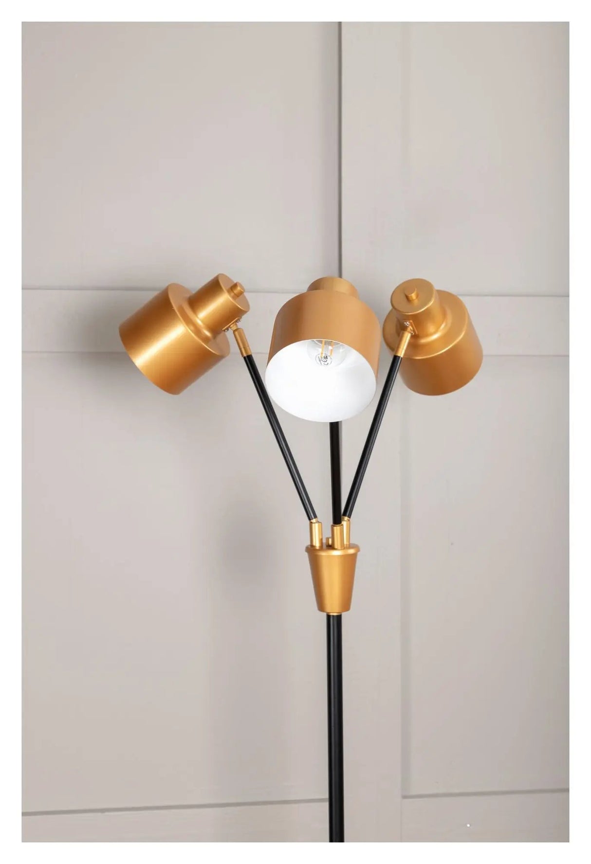 Vifta Gulvlampe m. 3 lyskilder, Sort/Messing, H:175 - Unoliving.com