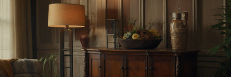 Tilfør boligen klassisk rustik stil med et brunt vitrineskab - UNOLIVING