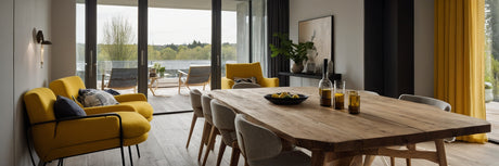 Inviter sol og sommer indenfor med spisebordsstole i gul - UNOLIVING