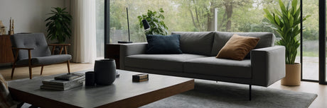 Indret stuen med en stilfuld grå sofa - UNOLIVING