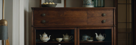 Fransk rustik charme med et vitrineskab i valnød - UNOLIVING