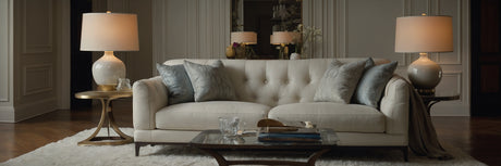 Indret tidsløst med en hvid sofa - UNOLIVING