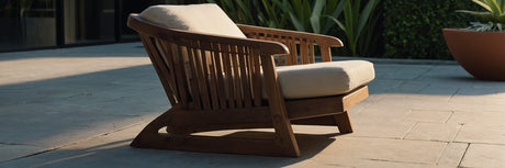 Indret terrassen med en moderne havestol i træ - UNOLIVING