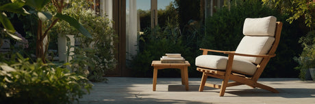 Indret terrassen med en hvid havestol i træ - UNOLIVING