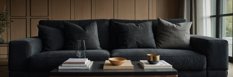 Indret med en elegant og tidsløs sort sofa - UNOLIVING