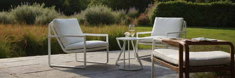 Skab et stilrent og moderne look med hvide havestole - UNOLIVING