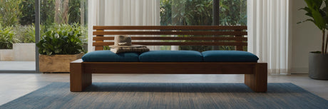 Pift rummet op med en bænk i blå - UNOLIVING