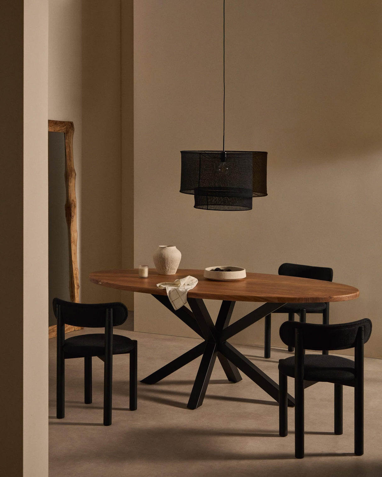 Argo Ovalt Bord Ø200x100 cm, Akacietræ med Sorte Stålben
