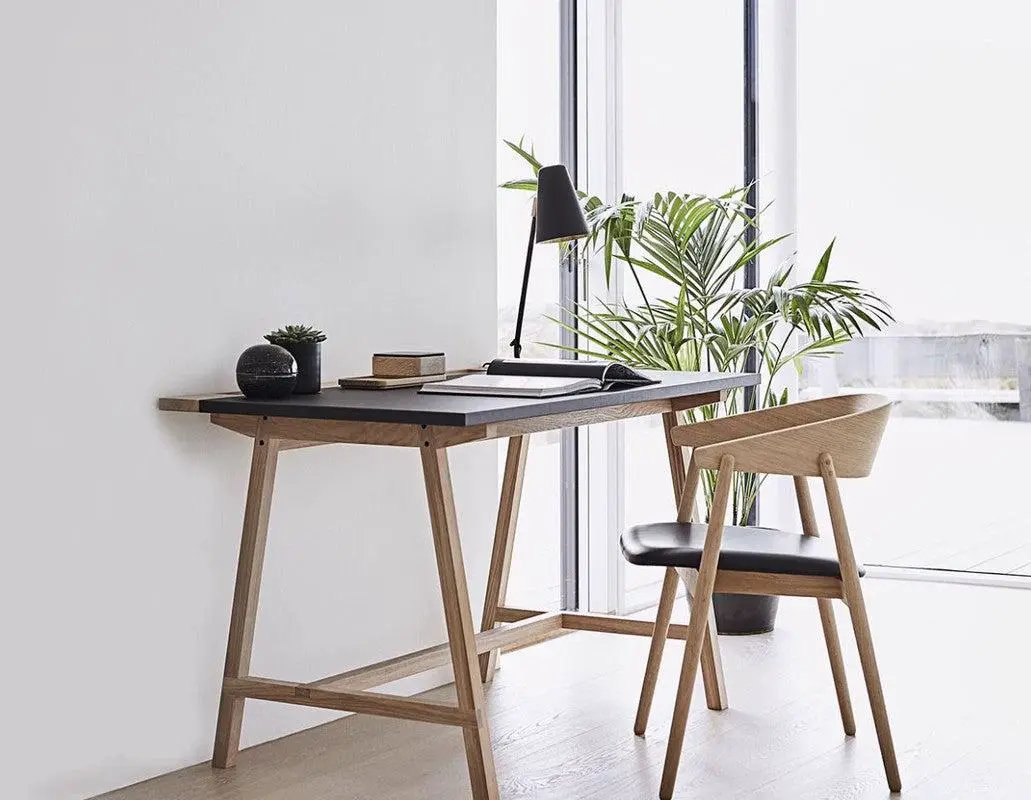 D1 Skrivebord m. antracit linolium plade