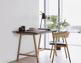 D1 Skrivebord m. antracit linolium plade