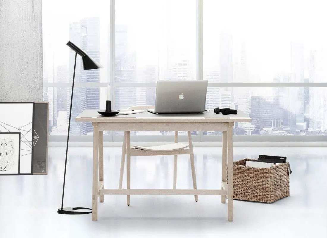 D1 Skrivebord m. antracit linolium plade