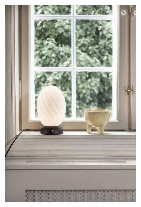 Halo Design TWIST Bordlampe, Opal, Sort