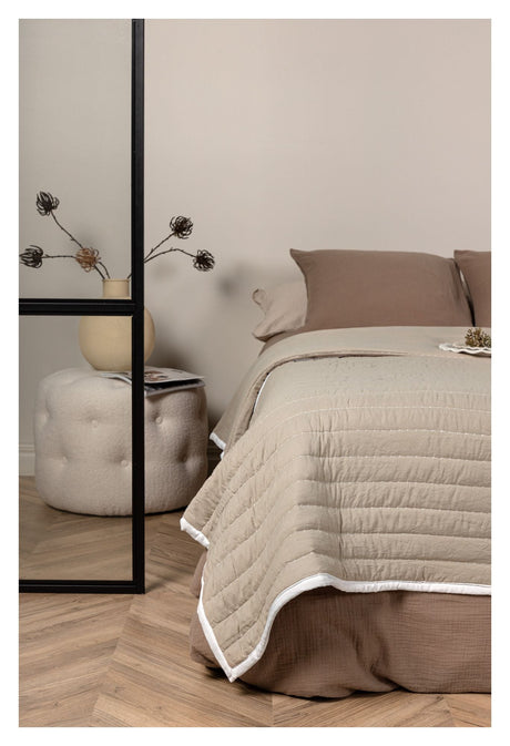 Juni Sengetæppe 180x260 - Beige - Unoliving.com