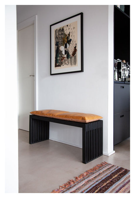 Rib Bænk Mat Sort Mahogni med Lysebrun læderhynde, B: 104cm - Unoliving.com