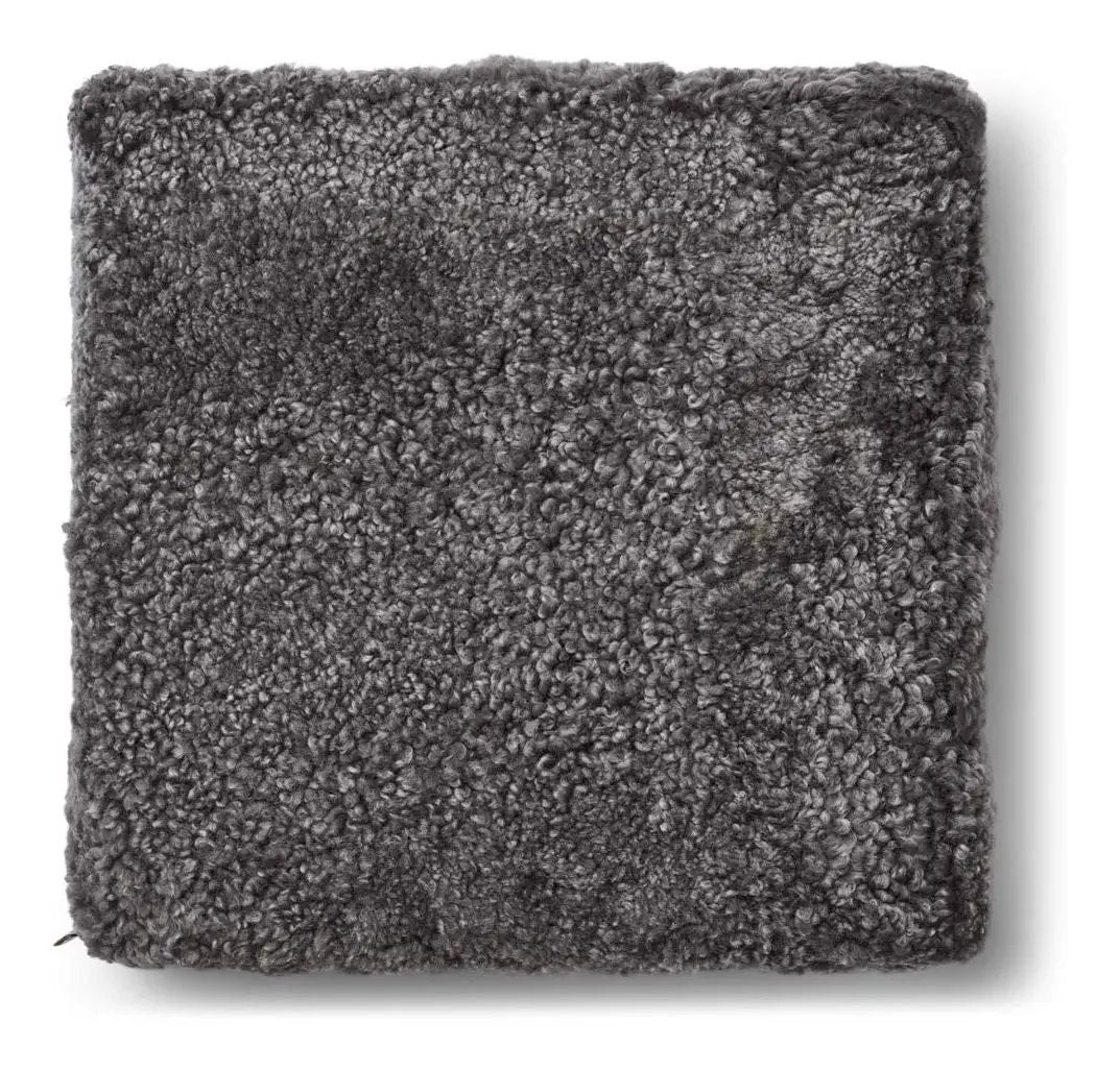 Square Puf af NZ kort krøllet lammeskind, Graphite