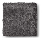 Square Puf af NZ kort krøllet lammeskind, Graphite